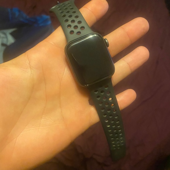 Apple Watch Series 5 in 40mm - Picture 3 of 3